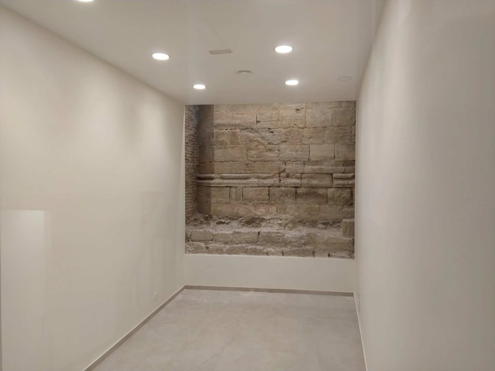 Espacio interior rehabilitado junto a la torre medieval