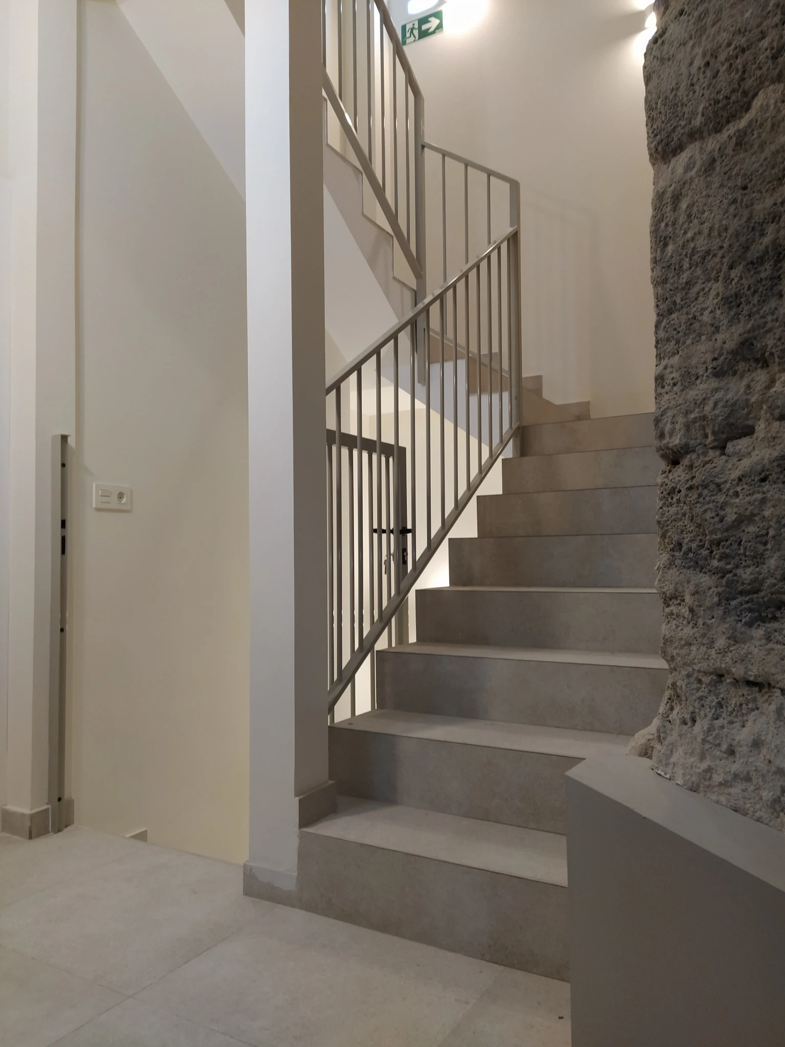 Nueva escalera junto a la fábrica histórica