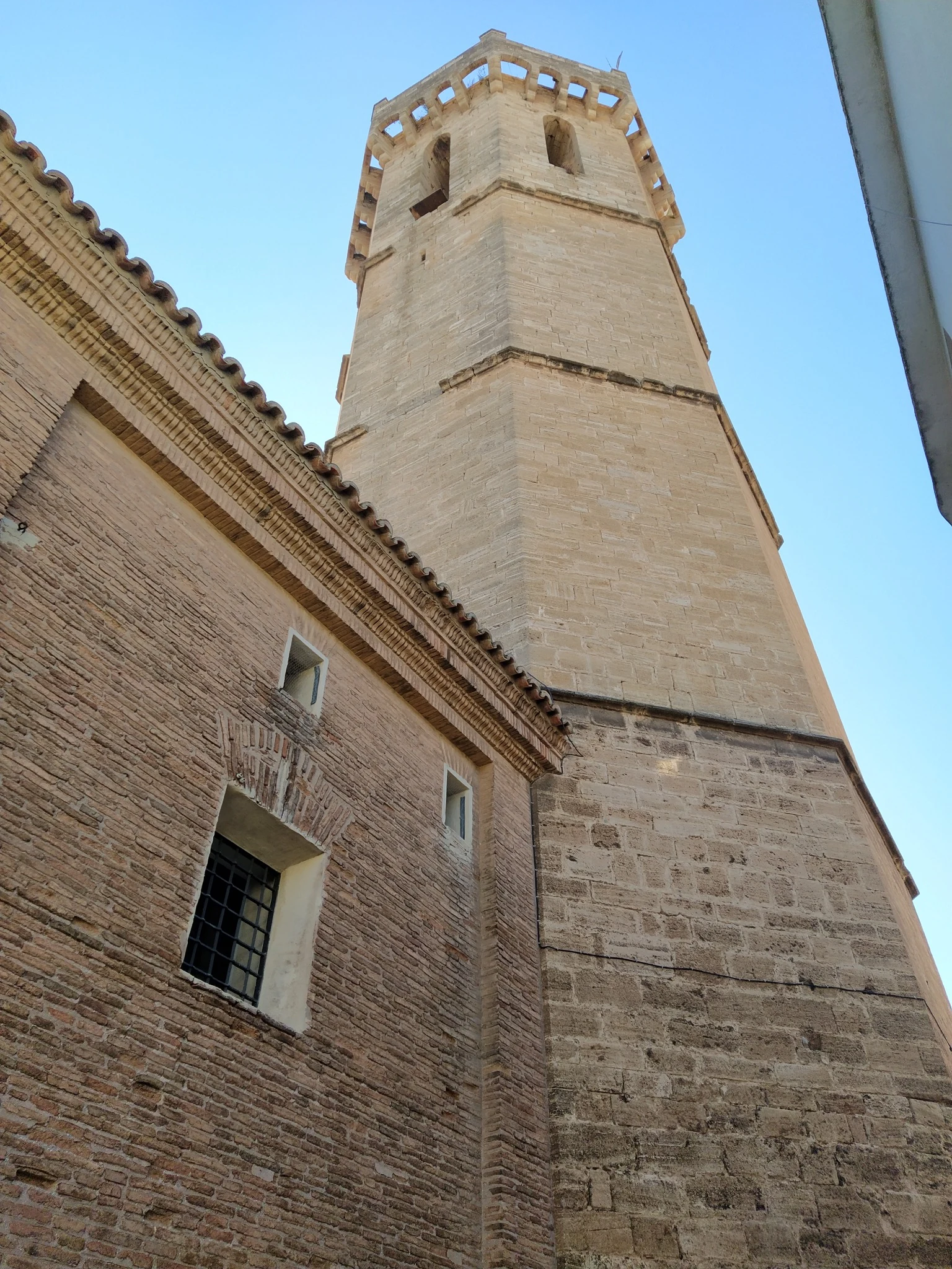 Relación exterior entre la torre y los espacios parroquiales