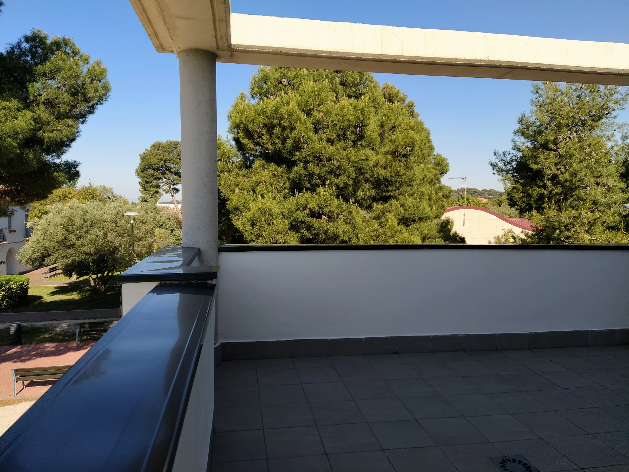 Terraza de la vivienda bajo la estructura de cubierta